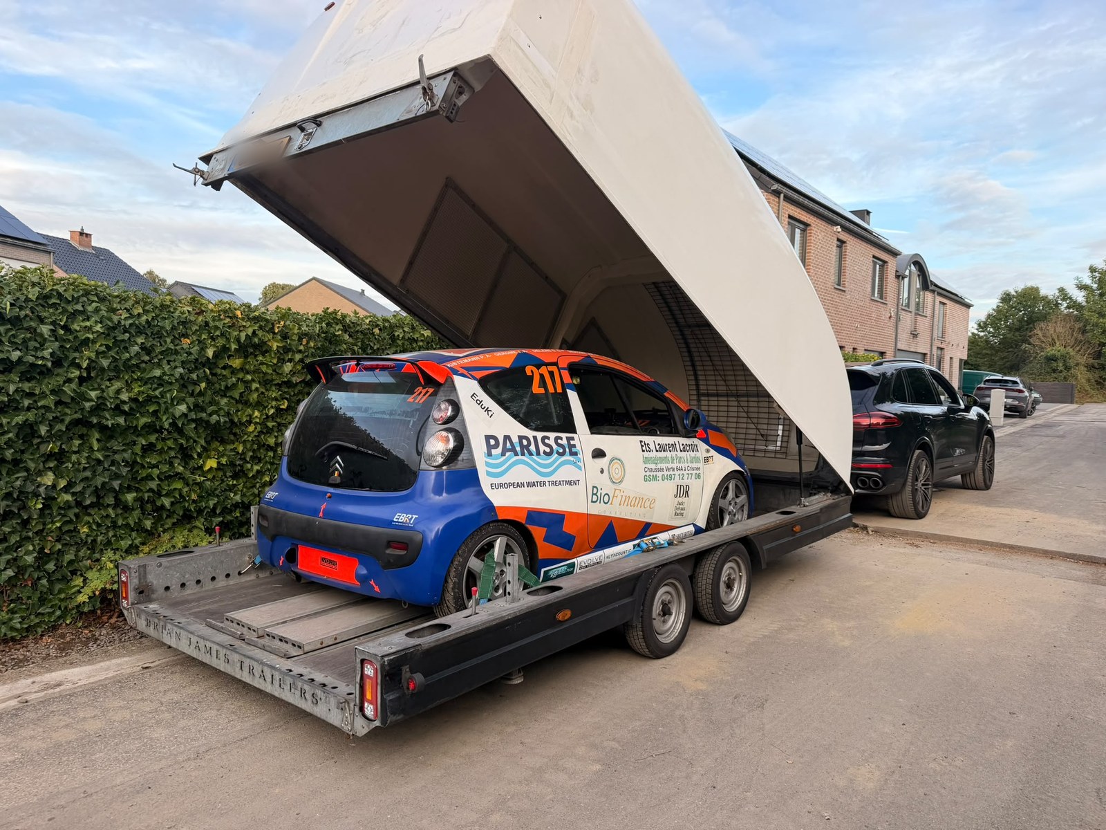 Rallyauto wordt opgehaald met onze afgesloten trailer